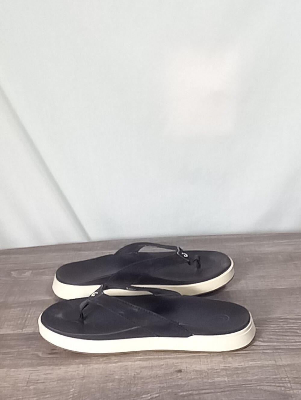 Olukai Black Nu'a Pi'o Thong Flip Flop Sandals Size 7 - Picture 2 of 6